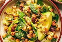 Zaatar Soslu Nohut Hurma Avokado Salatası