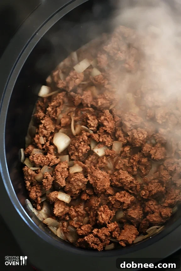 Classic Slow Cooker Chili -- super easy to make, and SO GOOD! | gimmesomeoven.com #soup #fall #gameday