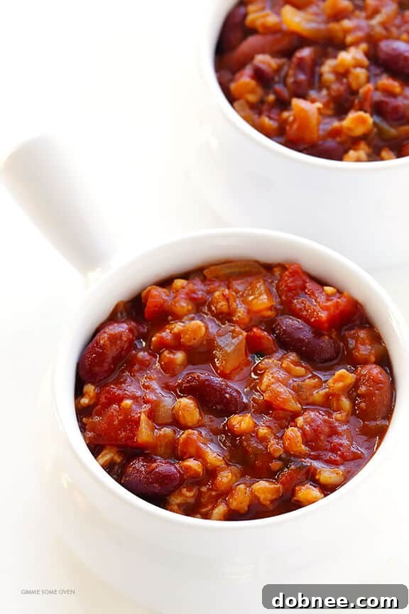 Slow Cooker Vegetarian Chili Recipe -- easy to make in the crock pot or on the stovetop, naturally gluten-free and vegan, and SO delicious! | dobnee.com
