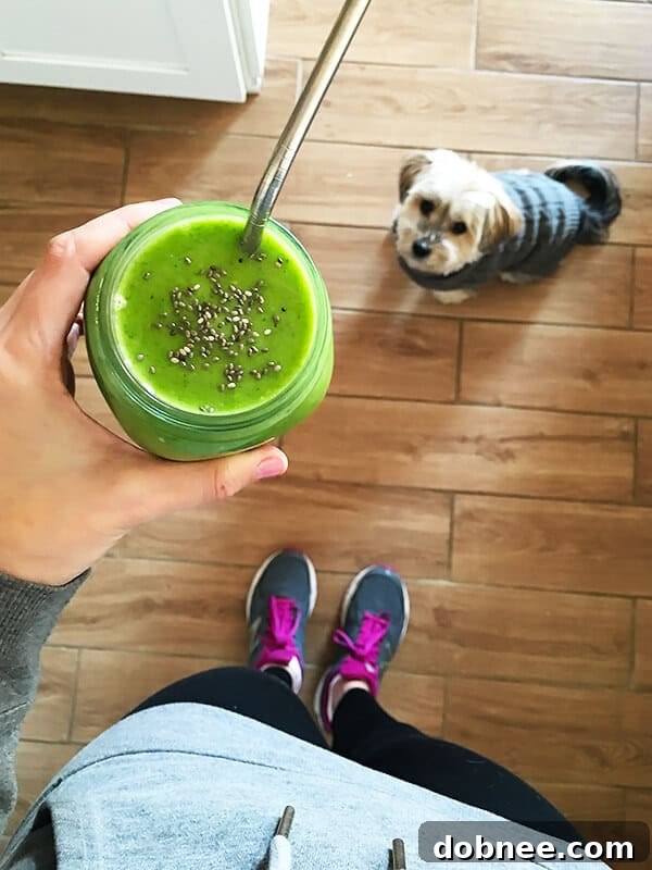 Close-up of a Refreshing Post-Workout Green Smoothie