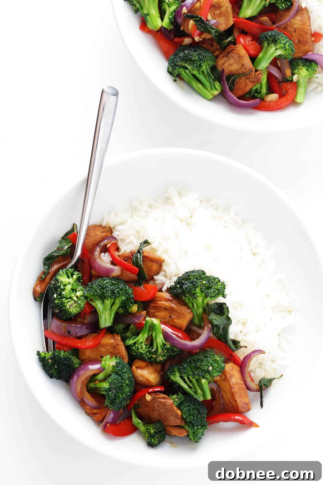 This 20-Minute Thai Basil Chicken recipe is quick and easy to make, and full of bold flavors and lots of fresh vegetables! | gimmesomeoven.com