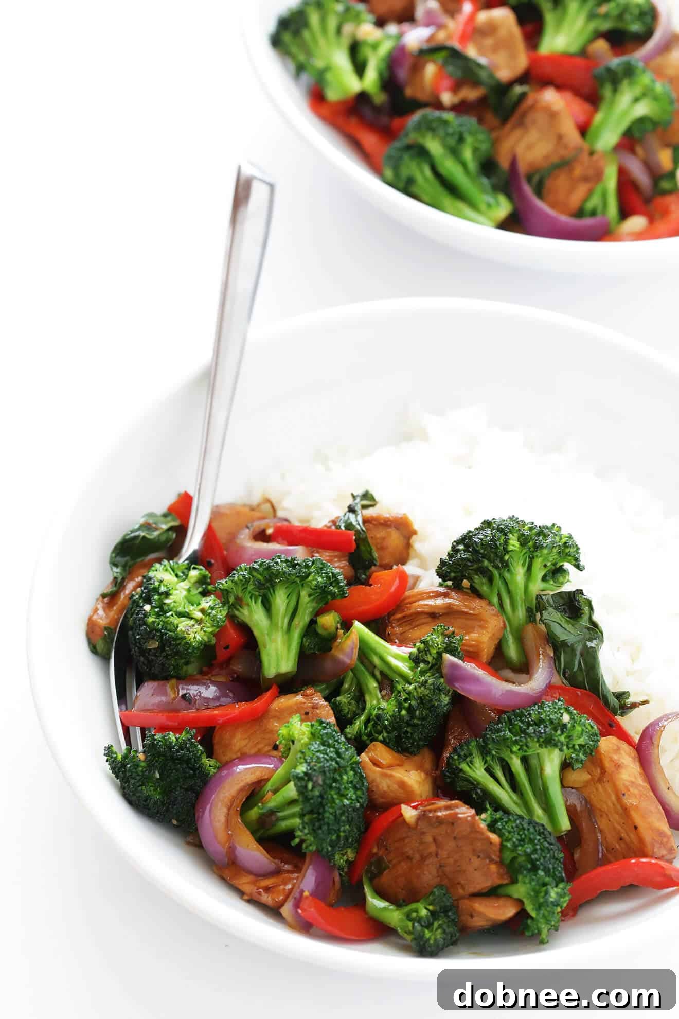 I'm obsessed with this easy recipe for Thai Basil Chicken! It's full of fresh veggies, tender chicken, and sauteed with the most delicious Thai basil sauce. | gimmesomeoven.com