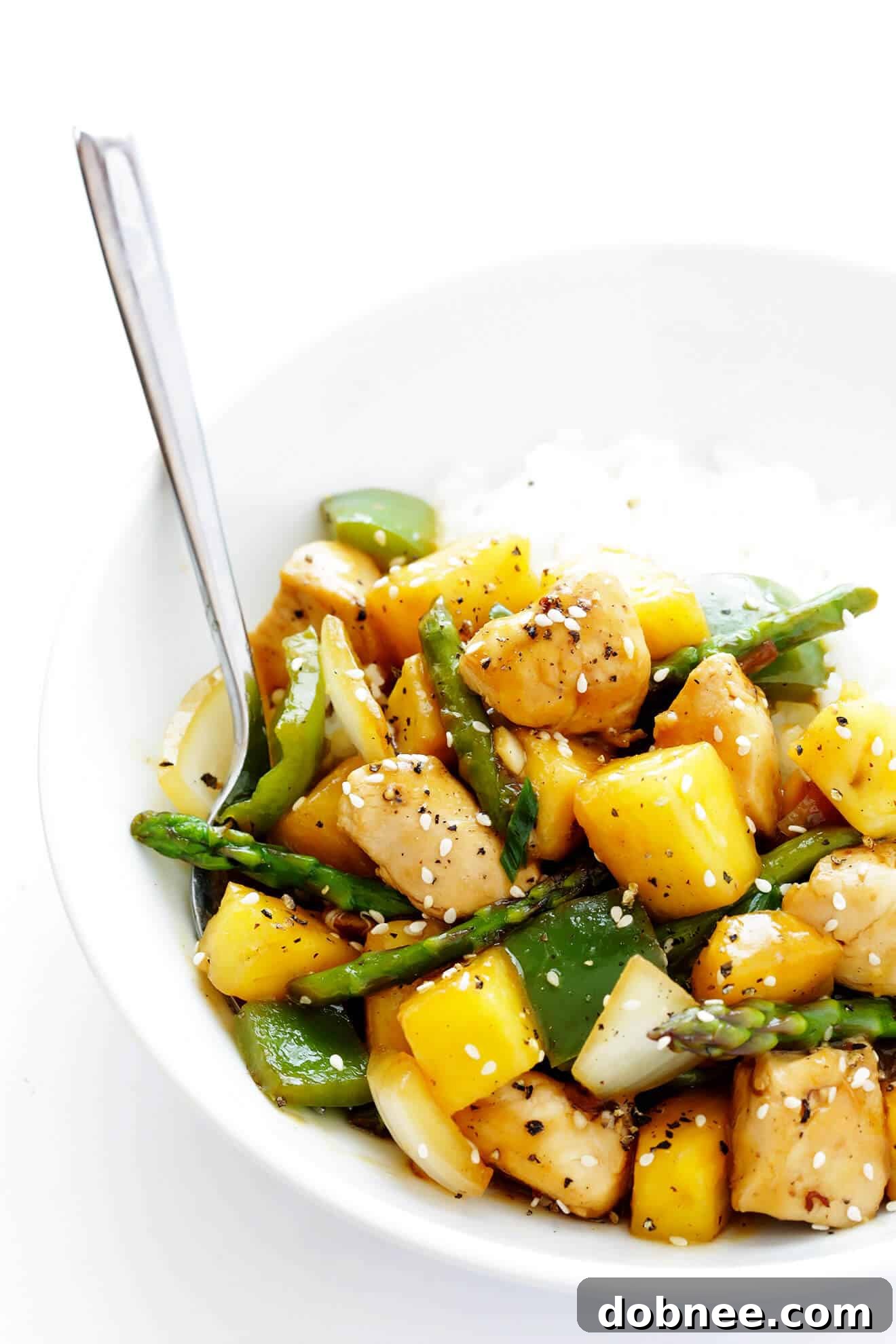 Bu Ananaslı Zencefilli Tavuk Kızartması yaklaşık 20 dakikada hazırlanır ve EN İYİ taze tatlı ve tuzlu lezzetlerle doludur. | gimmesomeoven.com