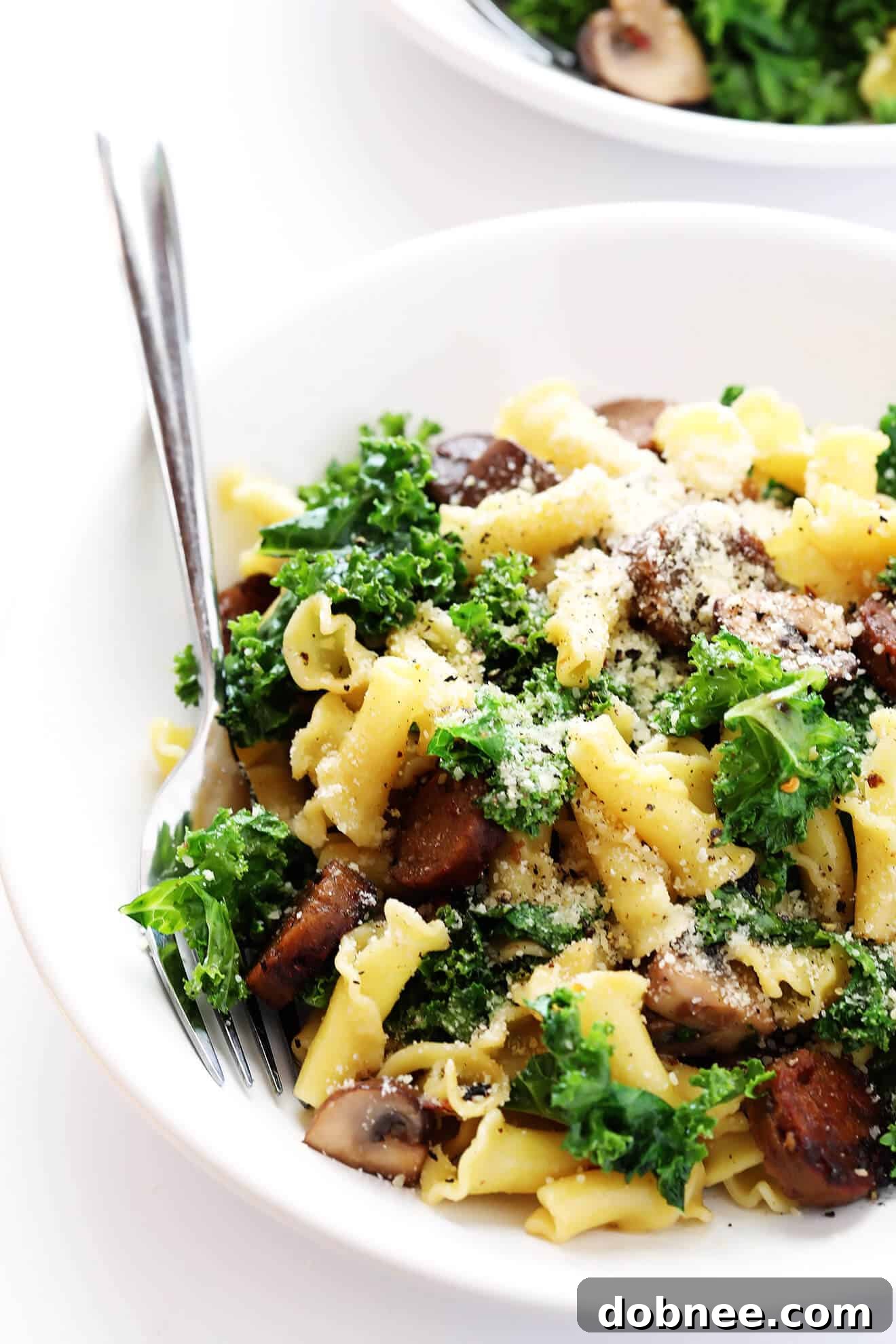 This Pasta with Italian Sausage, Mushrooms and Kale can actually be made vegetarian with one delicious surprise ingredient! | gimmesomeoven.com