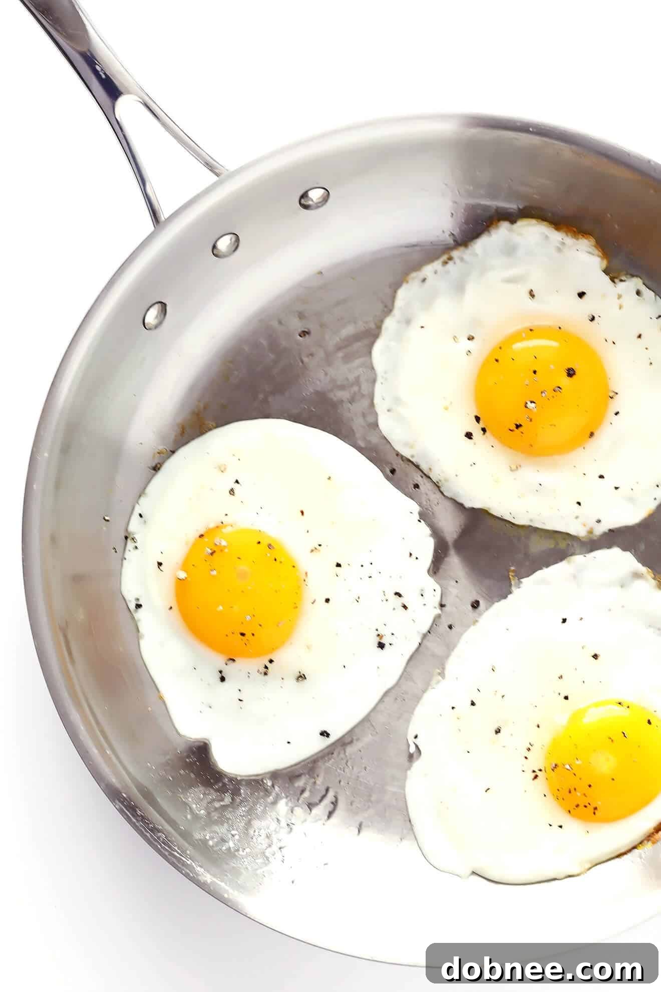 Learn how to make FRIED EGGS 4 ways -- sunny-side-up, over-easy, over-medium, over-hard -- with this video tutorial and easy recipe! | gimmesomeoven.com
