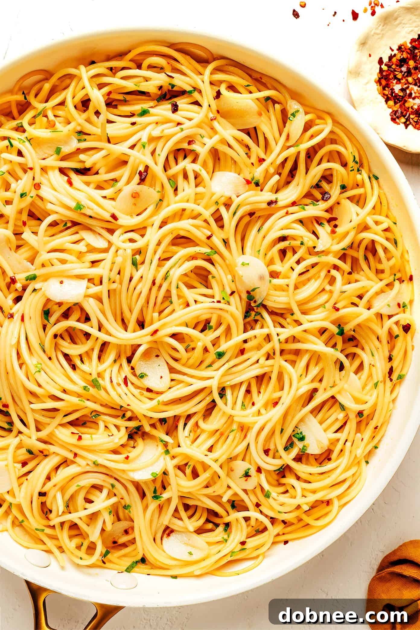 A beautifully plated dish of Spaghetti Aglio e Olio with parsley garnish