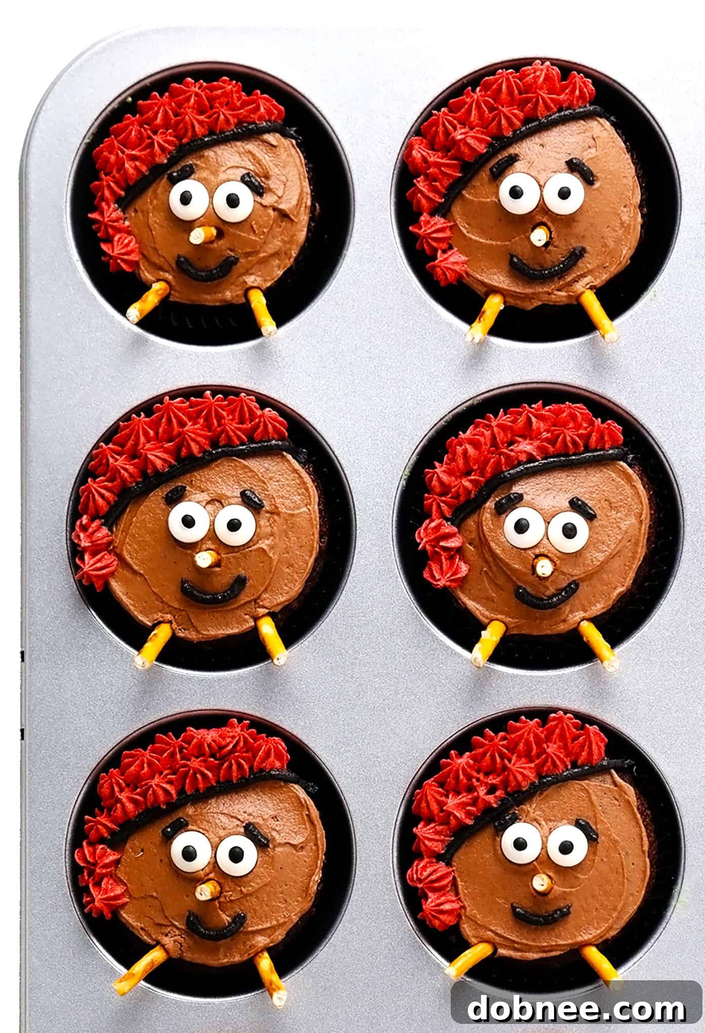 Beautifully decorated Caga Tió Christmas cupcakes ready for holiday celebrations