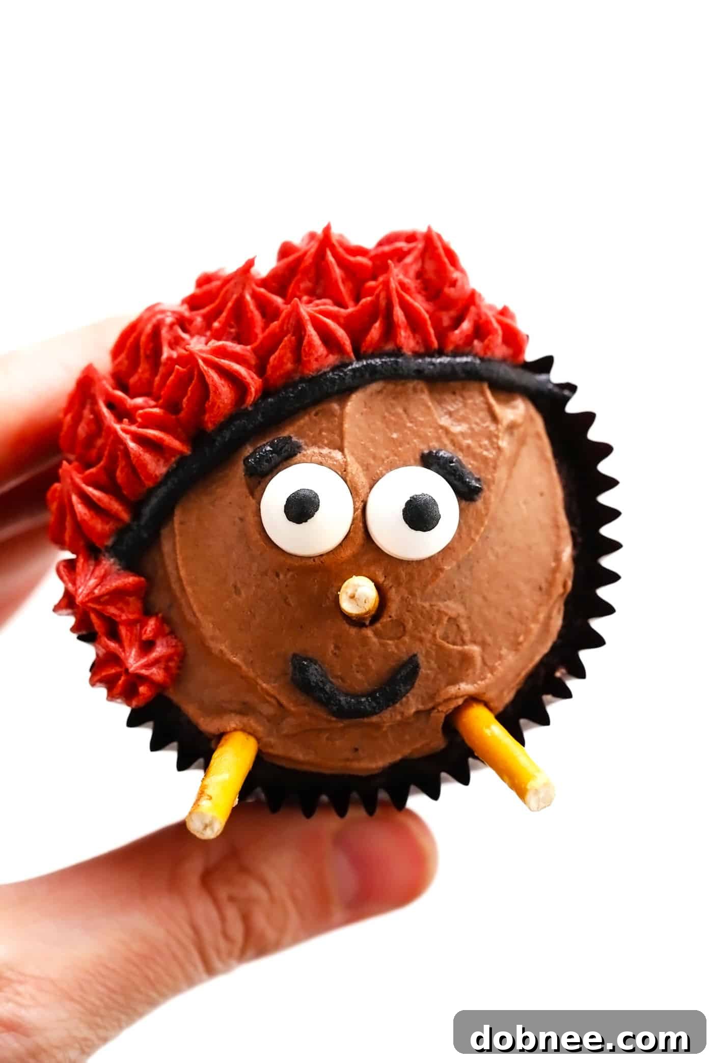 A single, perfectly decorated Caga Tió cupcake on display